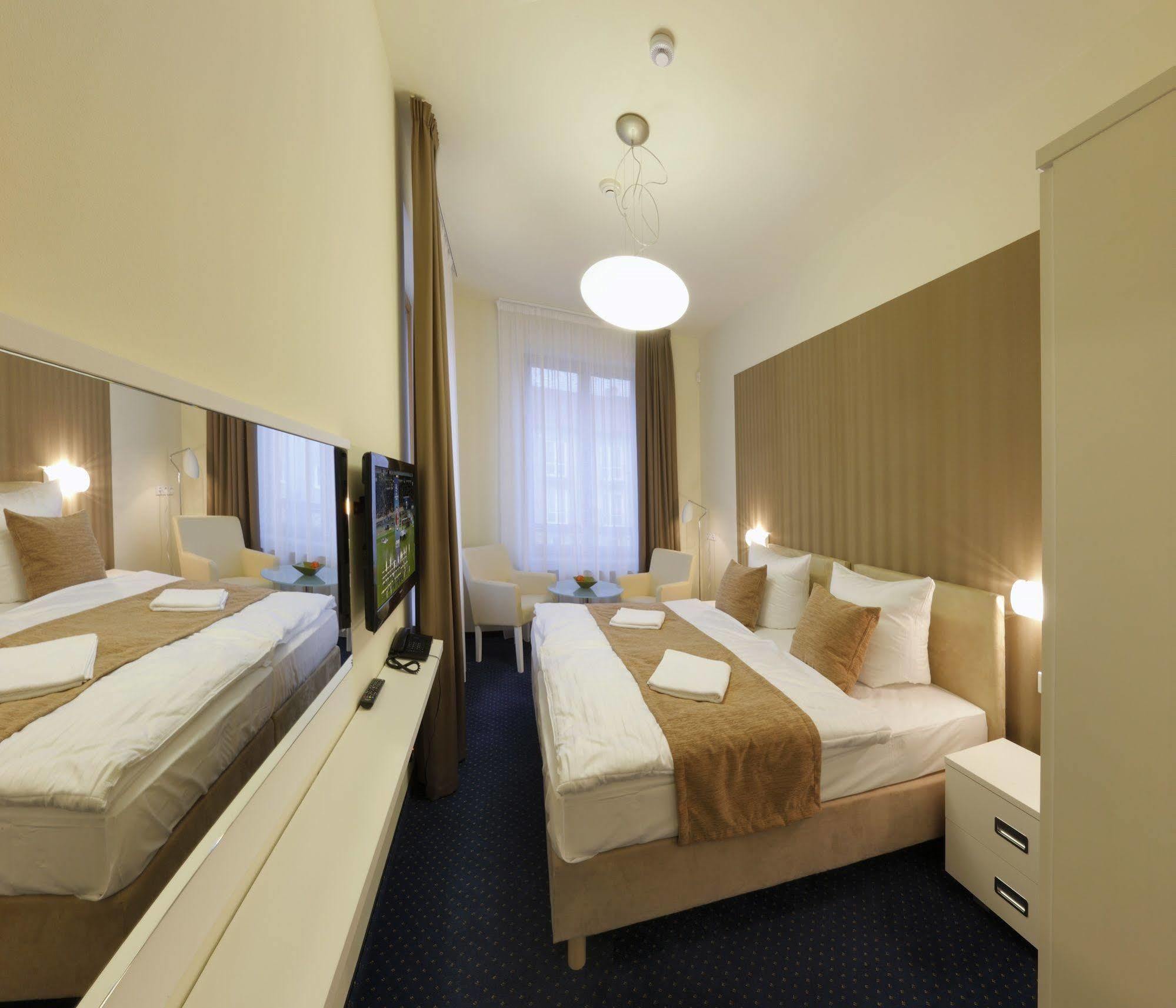 Esmarin Wellness Hotel Mníšek pod Brdy Kültér fotó